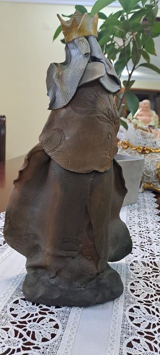 Rainha Santa Isabel em barro artista Zabel Moita