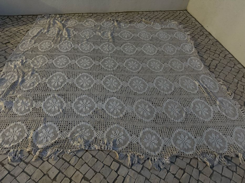 Colcha bordada em renda feita à mão