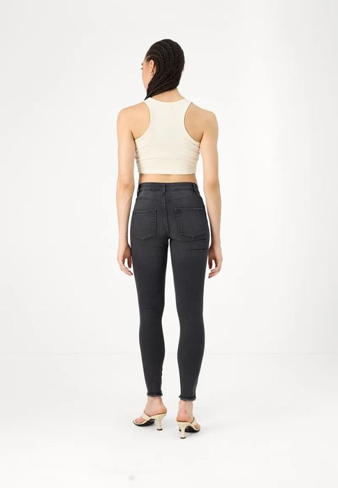 Jeansy skinny z postrzępioną nogawką Only M/32