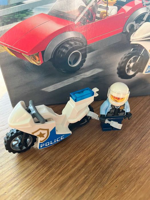 LEGO City 60392 Motocykl policyjny pościg za samochodem