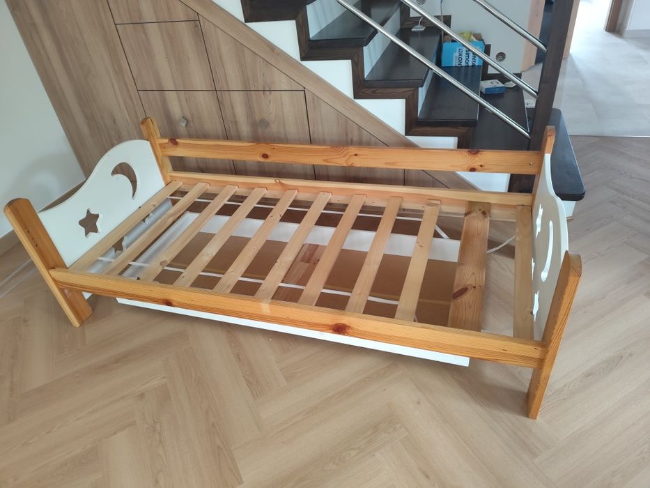 Łóżko drewniane dziecięce