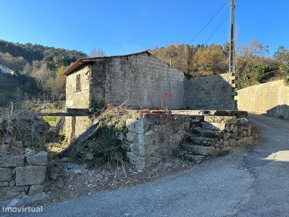 Moradia T2 para restauro em São Faustino, Guimarães