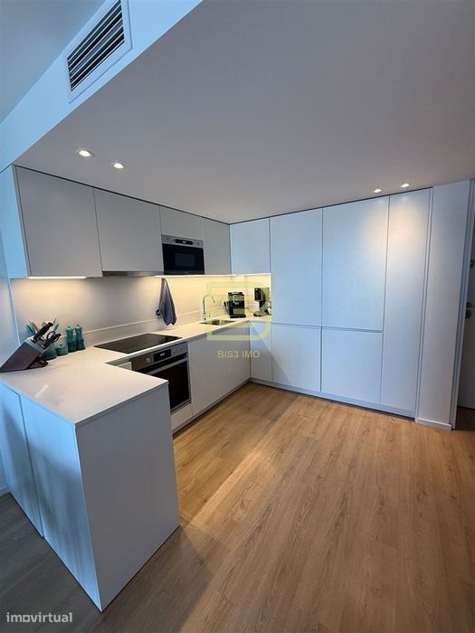 Apartamento T2, com varanda na Rua Pinto Bessa, Porto