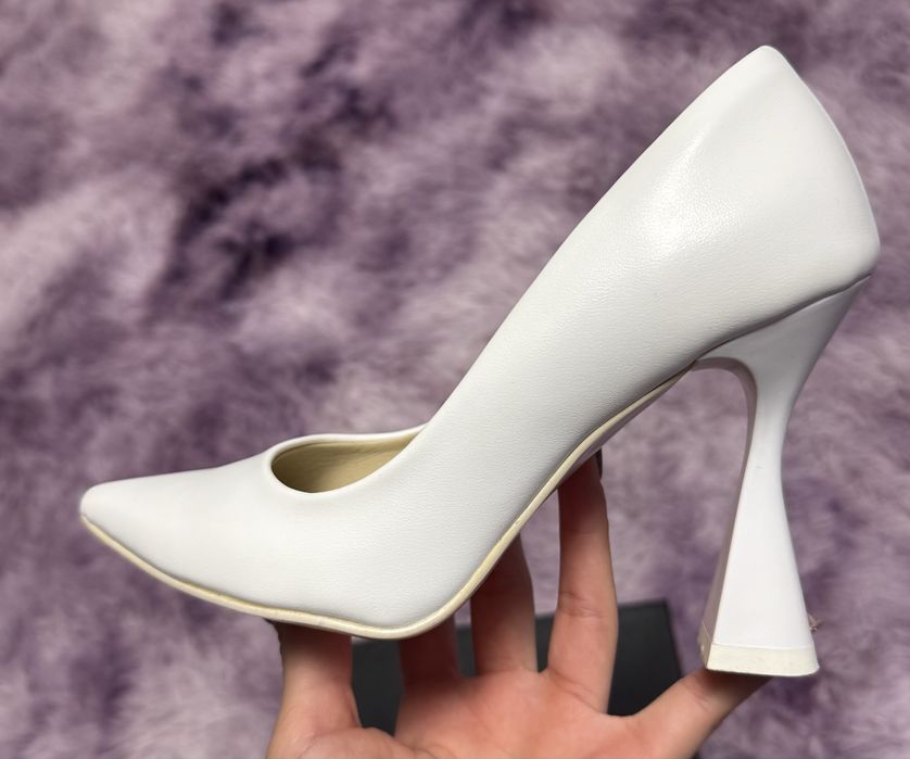 Продам туфлі на високих підборах.