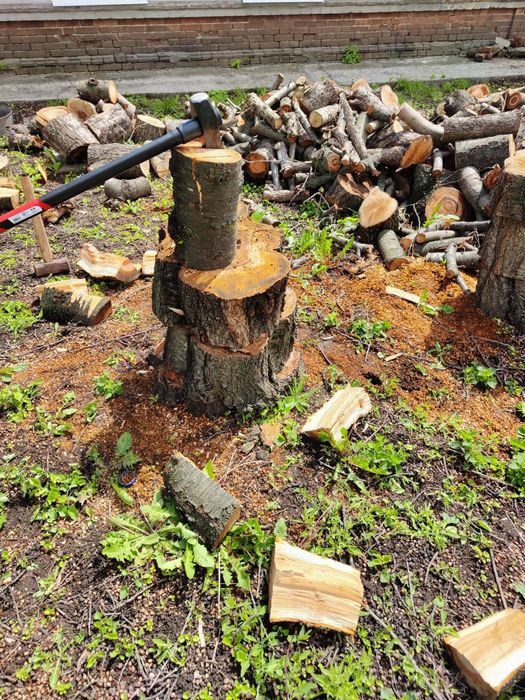 Рубаю, колю дрова