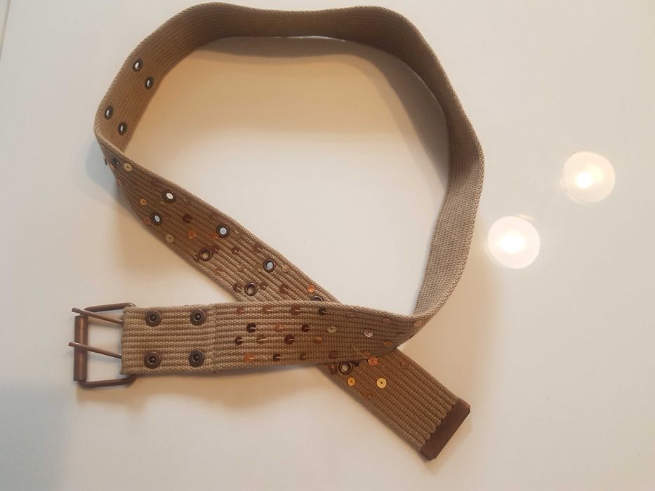 Polecam beżowy pasek z cekinami, dług.110,5 cm.