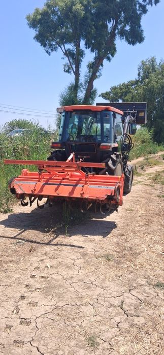 Tratror kubota cabinado com pa carregador frontal