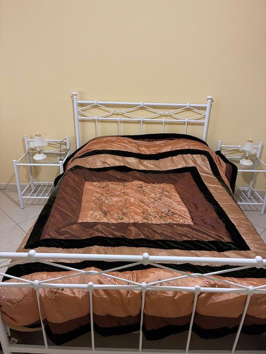 Cama com estrado e colchão
