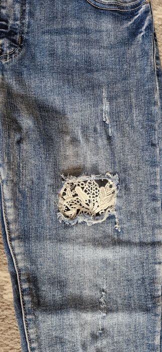 Spodnie L Jeans z dziurami i koronką