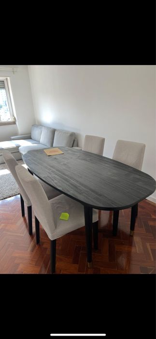 Mesa de jantar de madeira preta Gato Preto