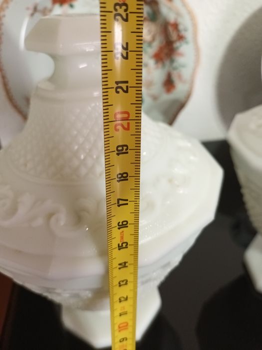 Fabuloso par de bomboneiras em vidro opalino