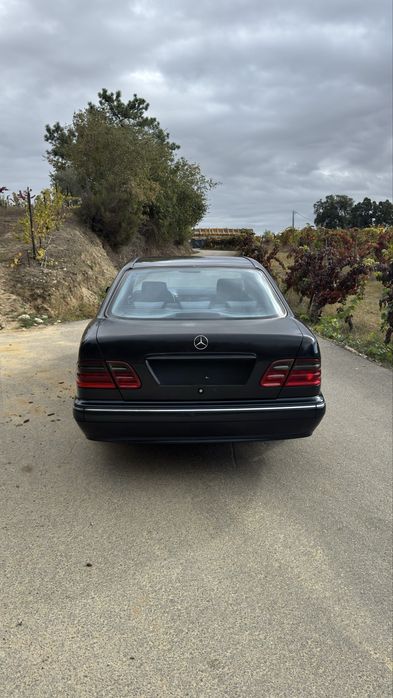 2000 Mercedes-Benz E220 — photo 3
