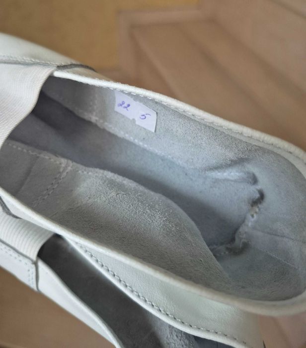 Чешки білі довжина 22,5 см, шкіра