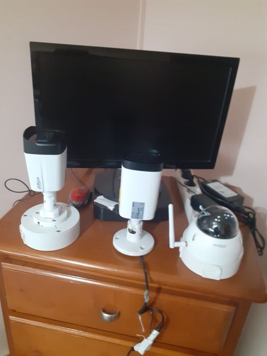 Três câmaras de vídeo vigilância