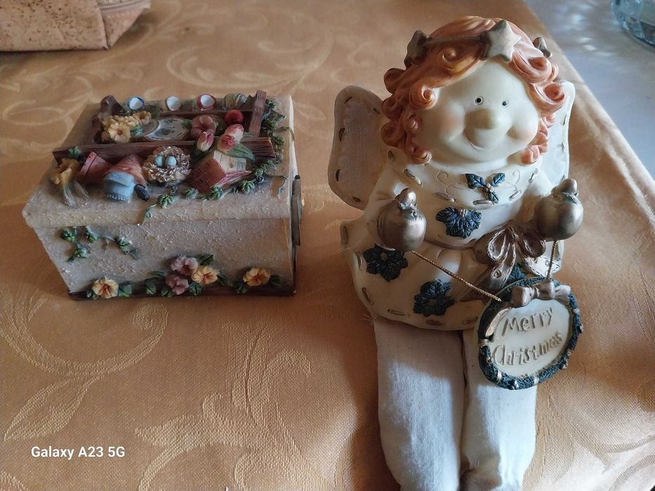 Caixa muito original e anjinho de natal.