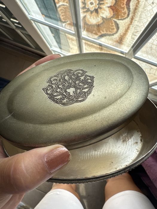 Art Nouveau em metal prateado com monograma antigo