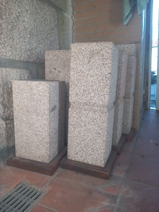 Pés de mesa em granito