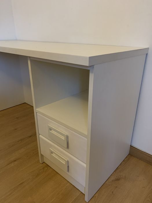 Secretária branca em muito bom estado