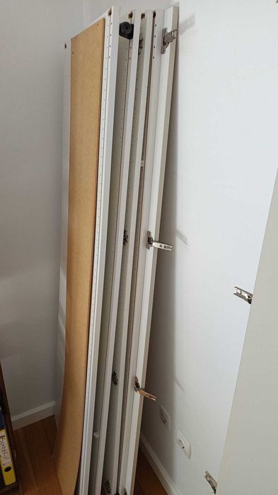 Um guarda-roupa IKEA PAX moderno e elegante