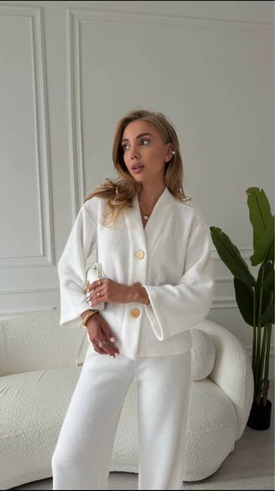 Жіночий кашеміровий костюм