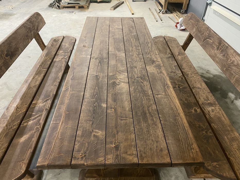 Stół z ławkami ogrodowy