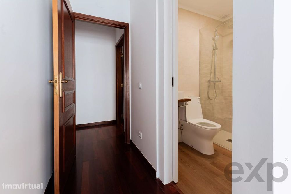 Apartamento T2  remodelado, varandas com vista desafogada, arqueamento