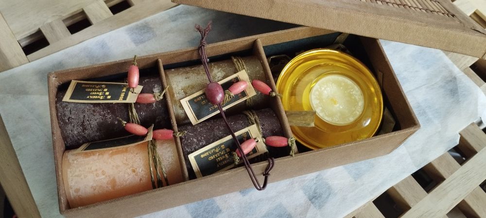 Vendo conjunto de velas artesanais de cheiro com suporte