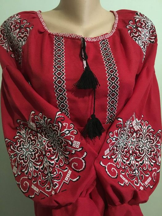 Вишиванки, плаття.