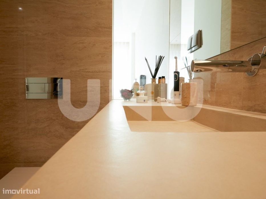 Apartamento T2, remodelado, em condomínio com piscina.