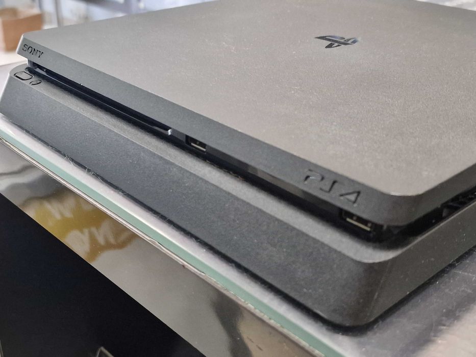 Playstation 4 Slim 1TB/ 2 pady/ 5 gier/ okablowanie/ Grade A-/PS4 Slim