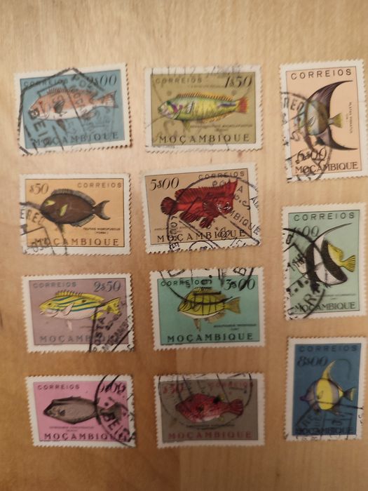 Coleção de selos pássaros peixes Angola Moçambique