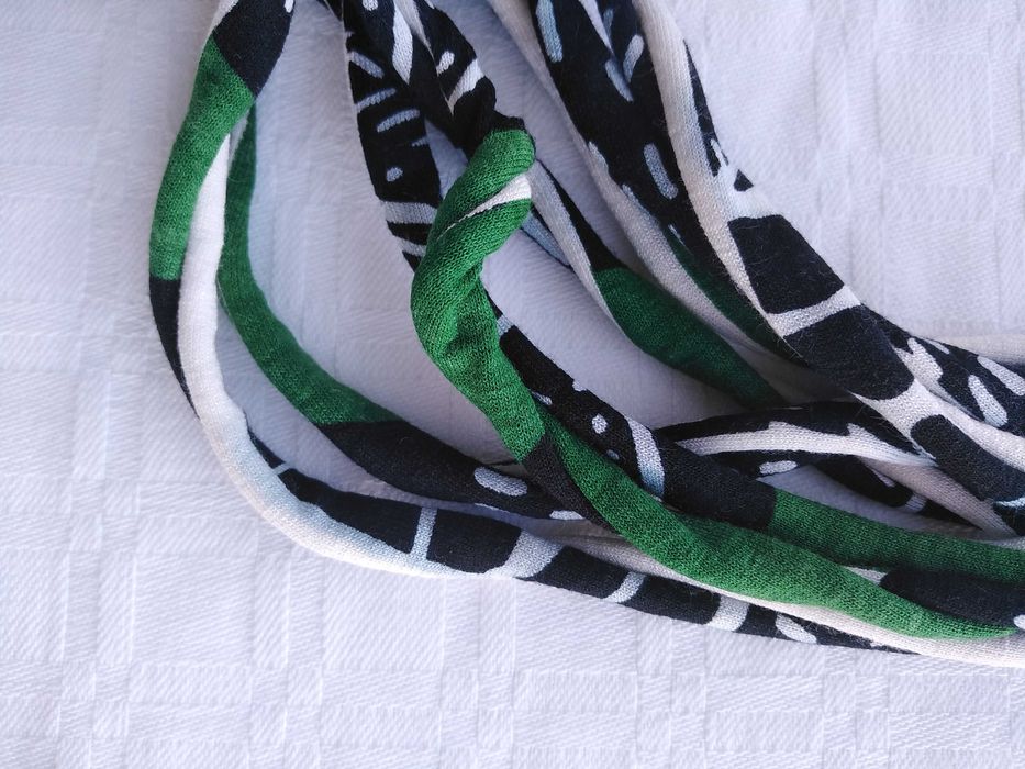 Colar de tecido verde/preto/branco