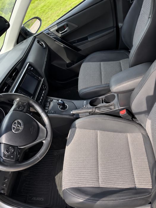 Toyota Auris 2016r hybryda 1.8 benzyna kombi biała automat super stan