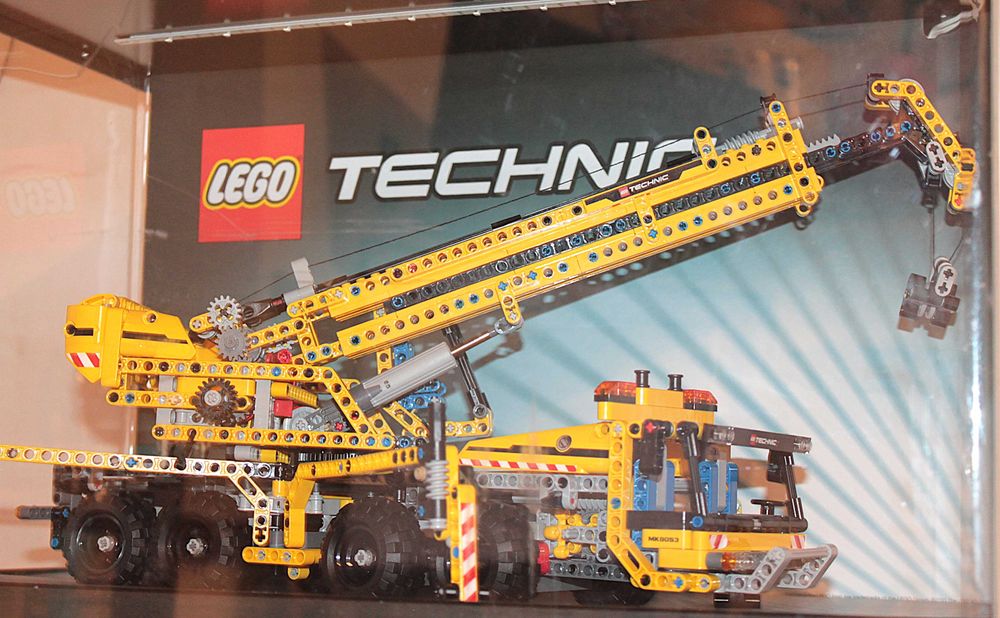LEGO Gablota Technic z zestawem 8053