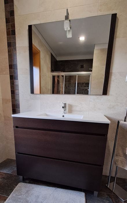 Móvel de casa de banho e espelho