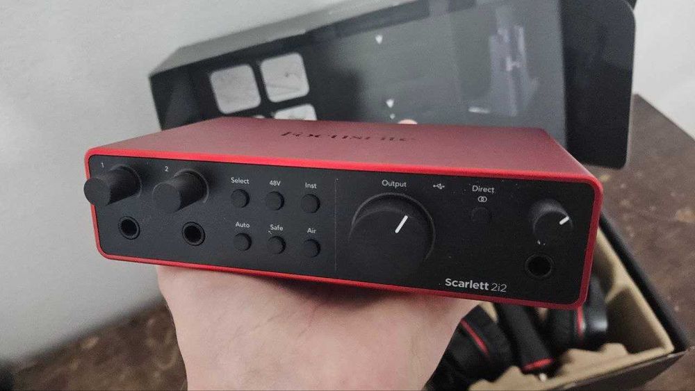 Focusrite Scarlett 2i2 4th Gen + Microfone + Headphones