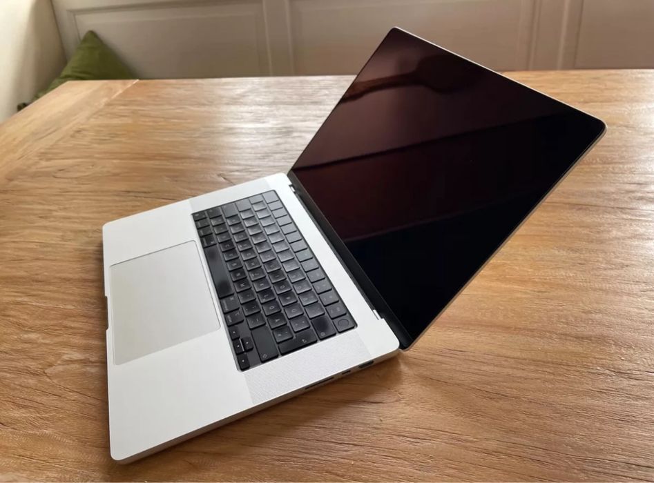 Macbook pro m2 max 1tb 32gb 16”