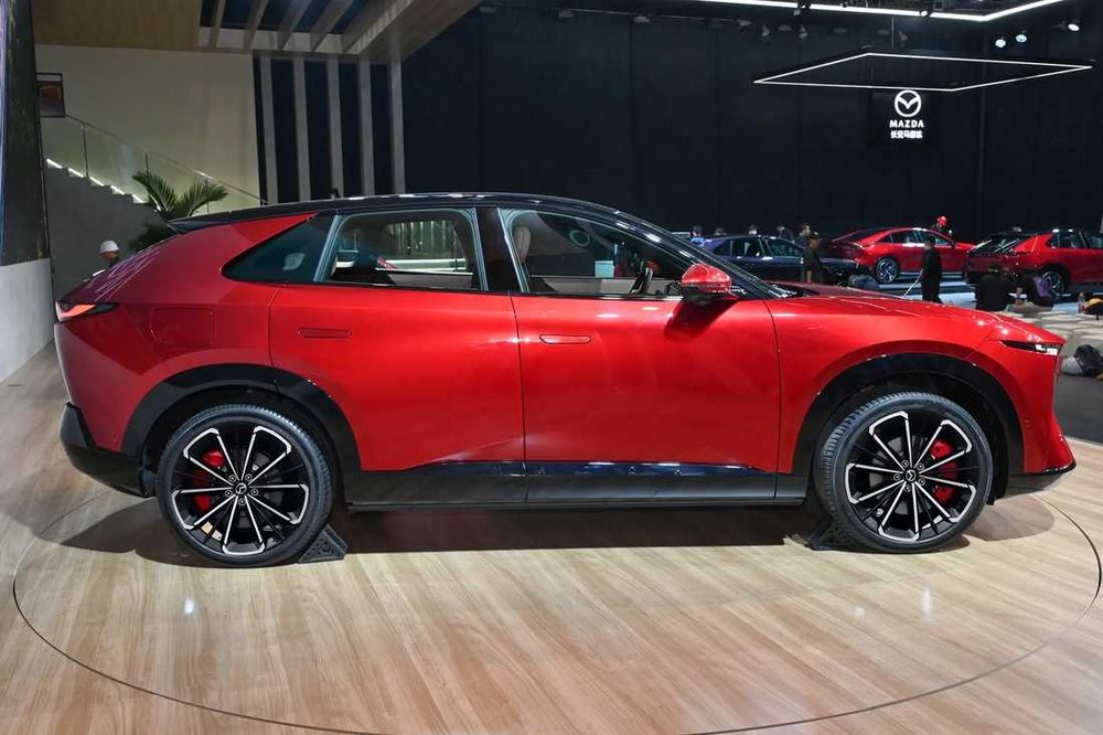 Електромобіль Mazda EZ-60 EV 600 Max Sport 2WD 2026, Crystal Soul Red, чорний салон