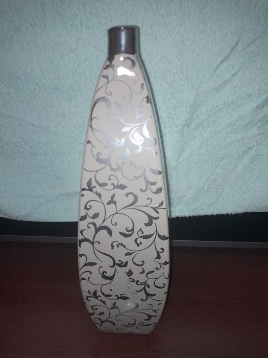 Duży dekoracyjny wazon ceramiczny.