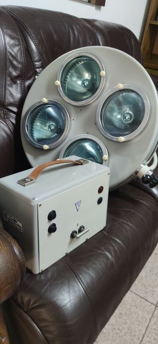 Lampa operacyjno zabiegowa Famed