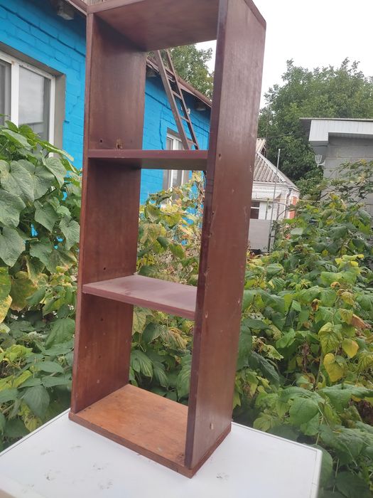 Продам стілажик з полками для учня,студента.легкий і удобний.