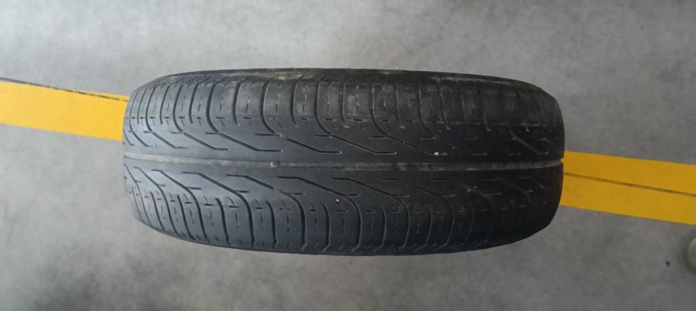 Jante 15 com pneu Pirelli