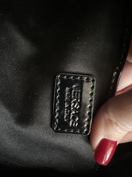 Кожаная лакированная сумка Versace