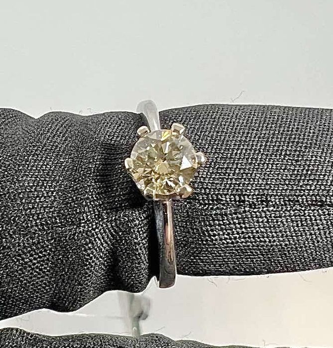 Золота каблучка 750 проби з діамантом 0.67 карат.