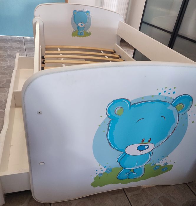 Łóżko dziecięce z szufladą z barierką 140x70 białe niebieski miś