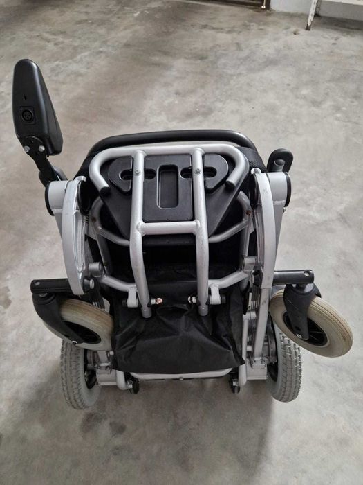 Cadeira de rodas MOBICLINIC Eléctrica