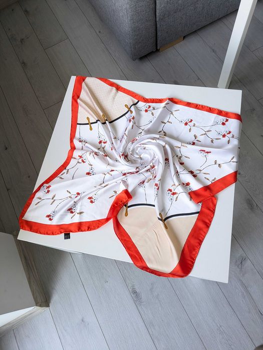 Chusta pomarańczowa w kwiaty 70x70 cm