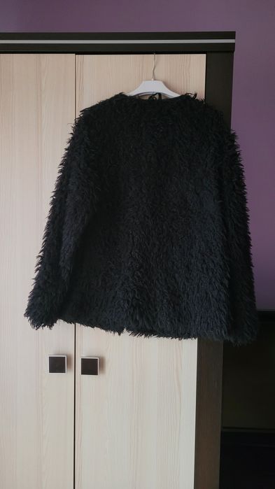 Czarna kurtka futro