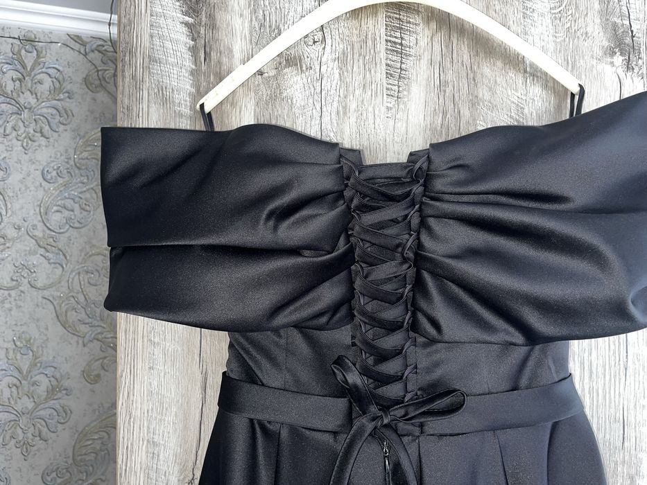 Продаю випускне плаття (чорне атласне)