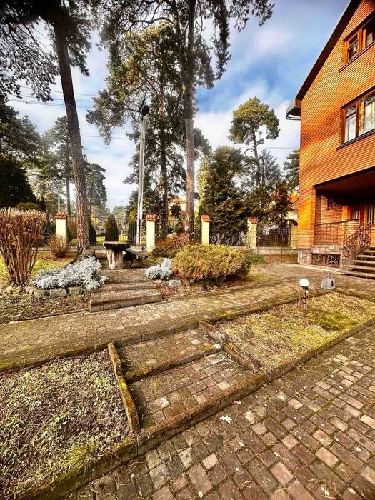 Продаж будинку з великою земельною ділянкою в Брюховичах,